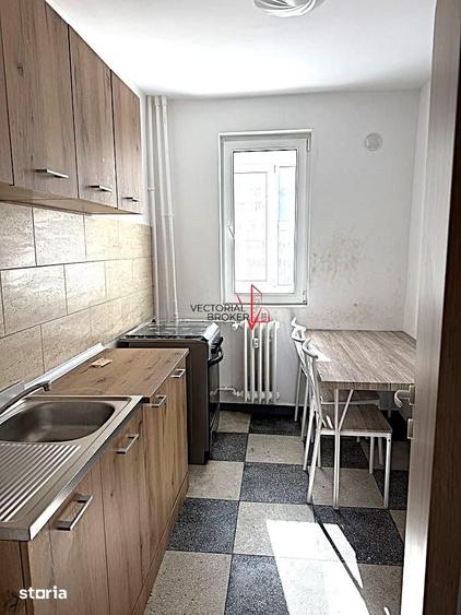 Apartament cu 3 camere semidecomandat în Tei
