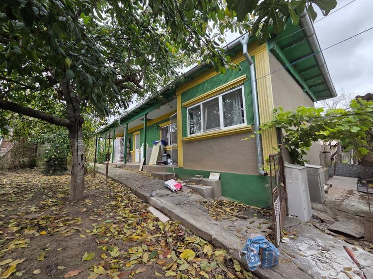 Casă cu 4 camere cu Teren 1500 Mp în Mahmudia
