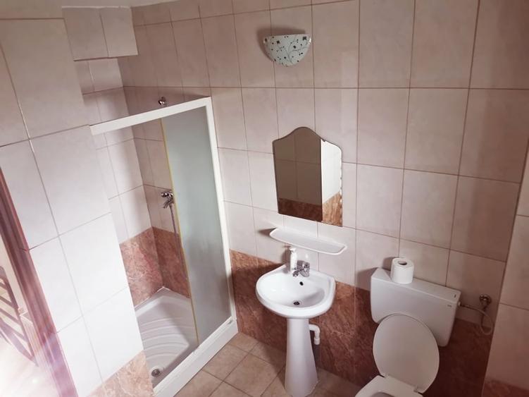 Casă cu 10 camere cu Piscina în Sărata-Monteoru