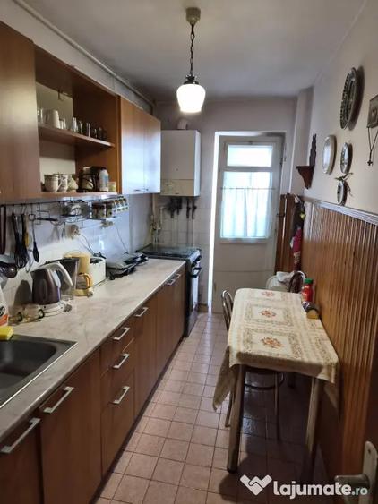 Apartament cu 3 camere decomandat, mobilat în Central