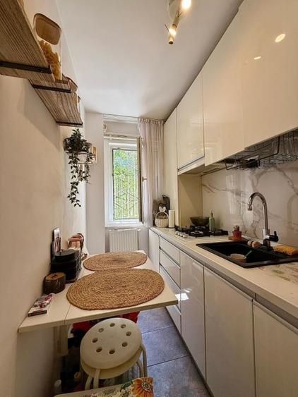 Apartament cu 3 camere semidecomandat, mobilat în Craiovița Nouă