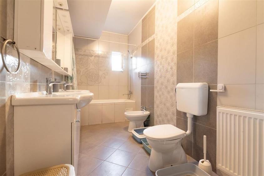 Apartament cu 3 camere decomandat în Paleu