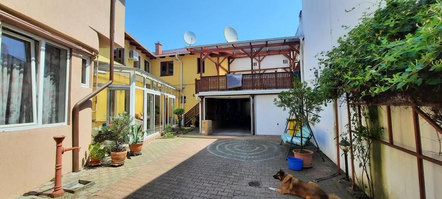 Casă individuală cu 7 camere cu Canalizare în Central