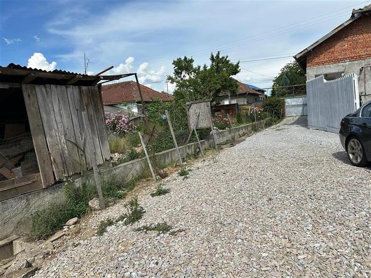 Casă individuală cu 3 camere cu Teren 1438 Mp în Central