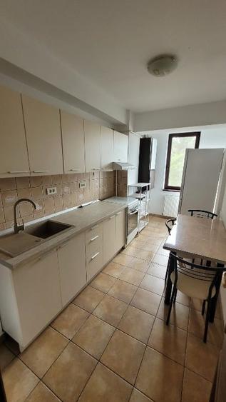 Apartament cu 3 camere semidecomandat în Chitila