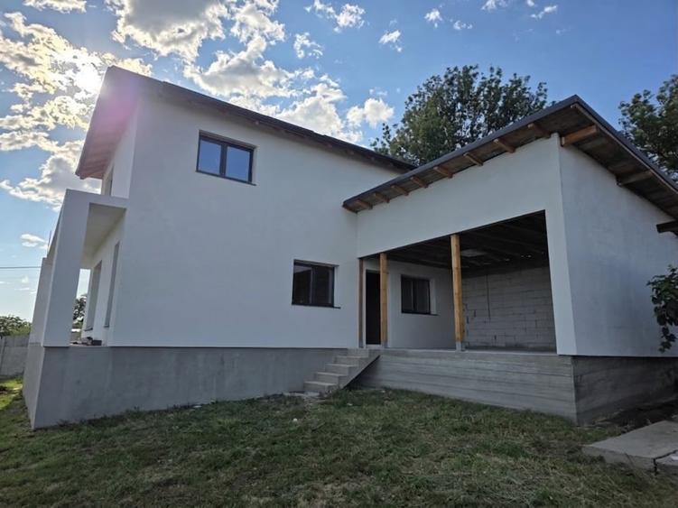 Casă individuală cu 7 camere cu Canalizare în Bucovăț