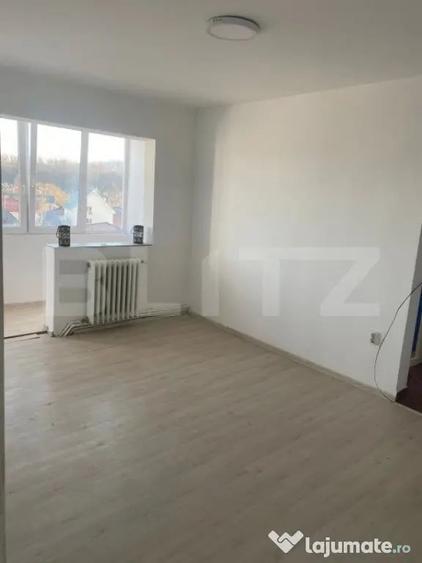 Apartament cu 3 camere semidecomandat în Central