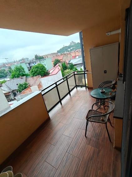 Apartament cu 3 camere semidecomandat, mobilat în Central