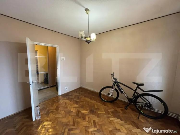 Apartament cu 4 camere semidecomandat în Nord