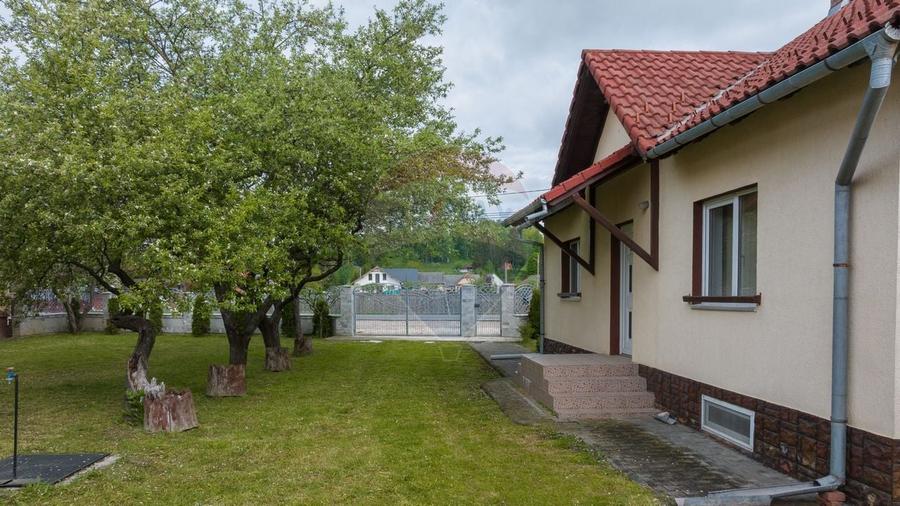 Casă individuală cu 5 camere cu Teren 2633 Mp în Periferie