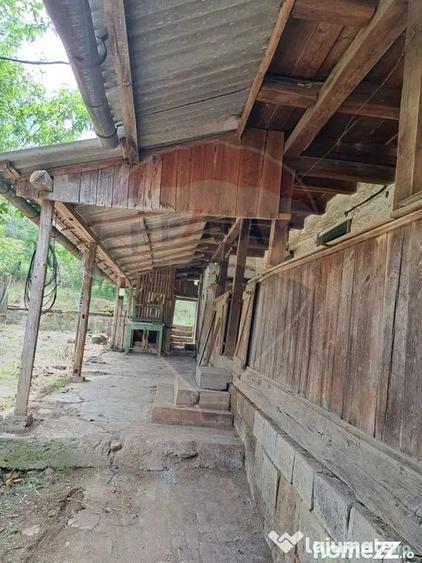 Casă cu 4 camere cu Teren 2800 Mp în Laz
