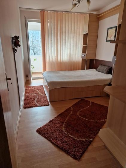 Apartament cu 3 camere semidecomandat în 1 Mai