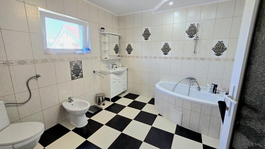 Casă individuală cu 7 camere cu Canalizare în Botizului