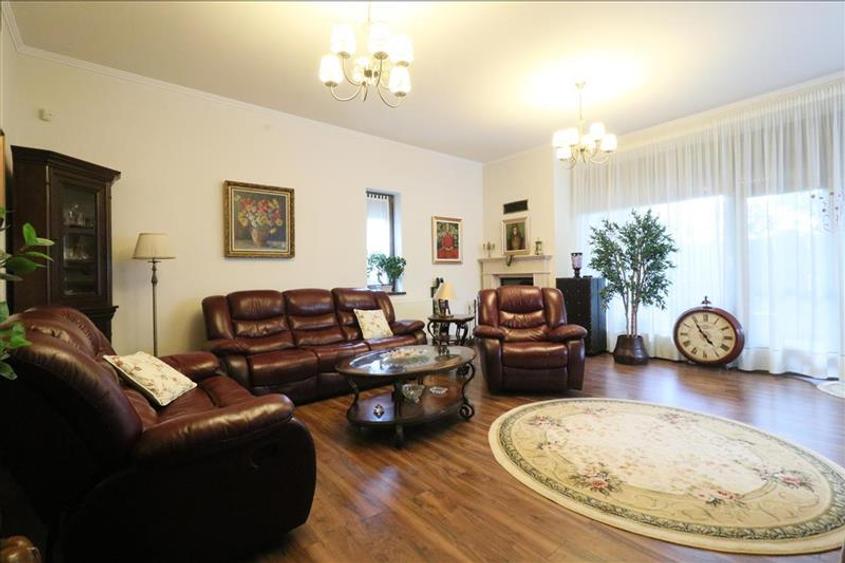 Casă individuală cu 7 camere cu Garaj în Copou