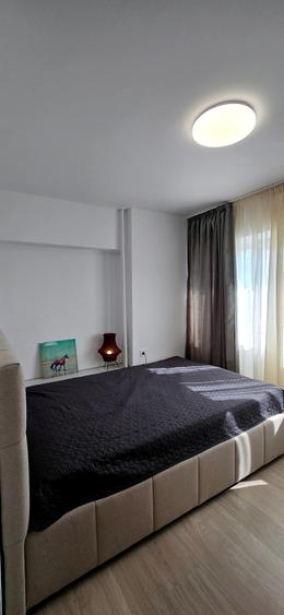Apartament cu 3 camere semidecomandat în Apărătorii Patriei
