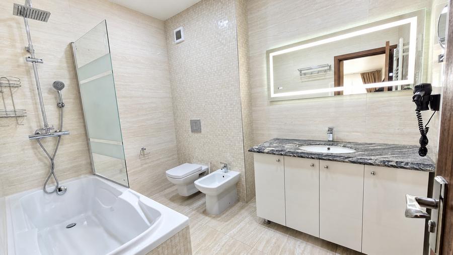 Apartament cu 4 camere decomandat, mobilat în Tractorul