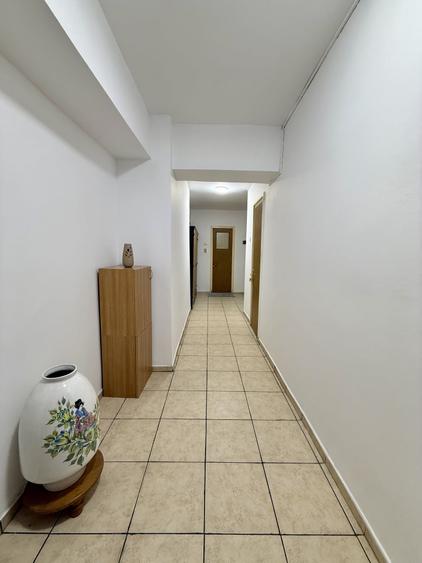 Apartament cu 3 camere decomandat, mobilat în P-ța Victoriei