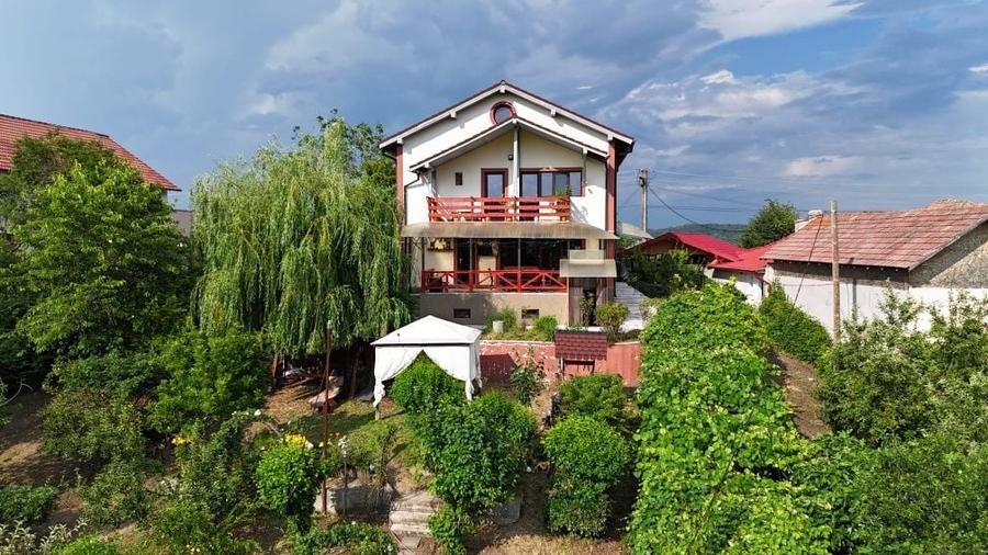 Casă cu 4 camere în Milcoiu