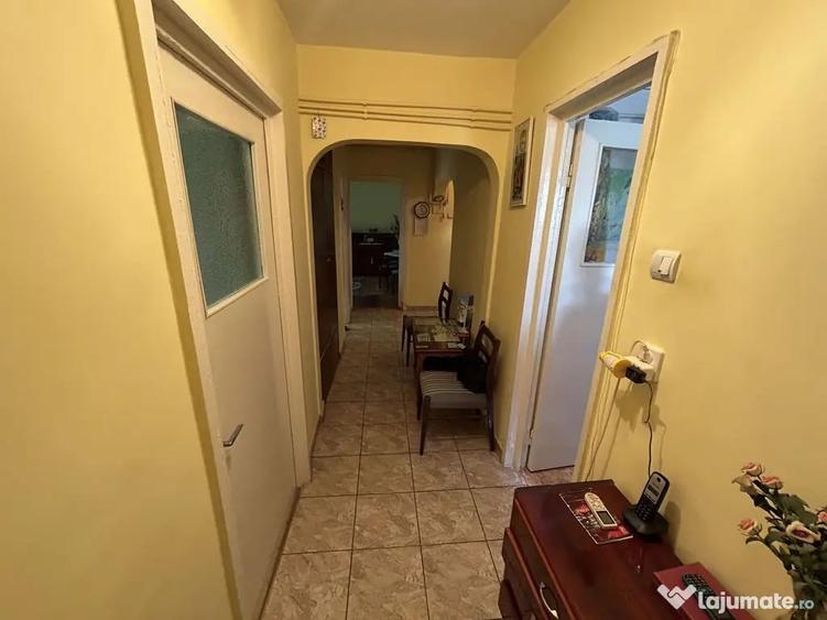 Apartament cu 3 camere decomandat în Dacia