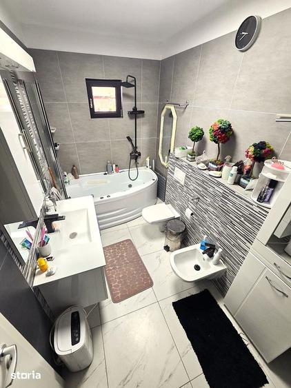 Casă cu 5 camere cu Teren 544 Mp în Central