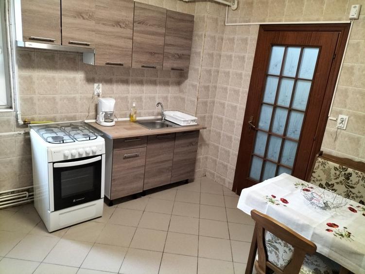 Apartament cu 3 camere decomandat, mobilat în Tei