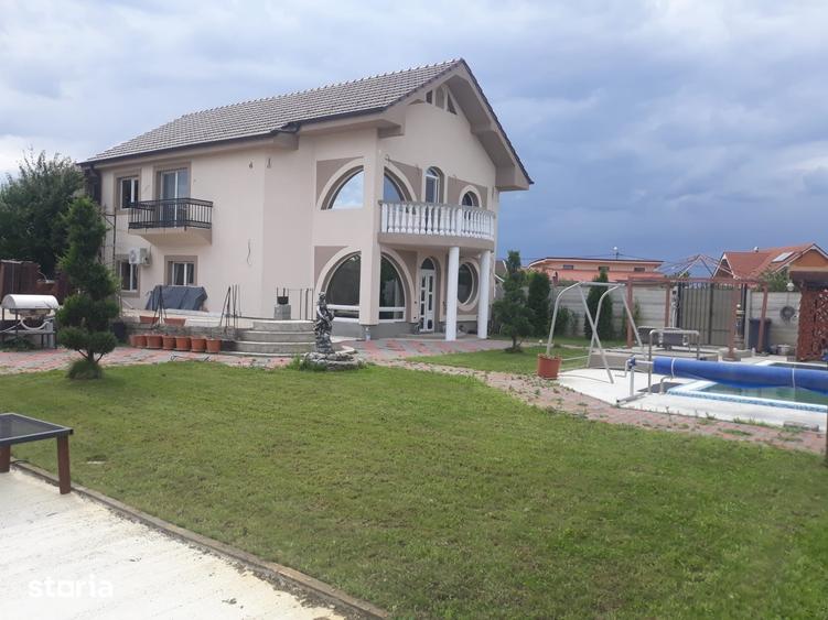 Casă cu 7 camere cu Teren 2600 Mp în Centura