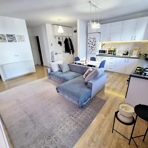 Apartament cu 3 camere semidecomandat, mobilat în Europa
