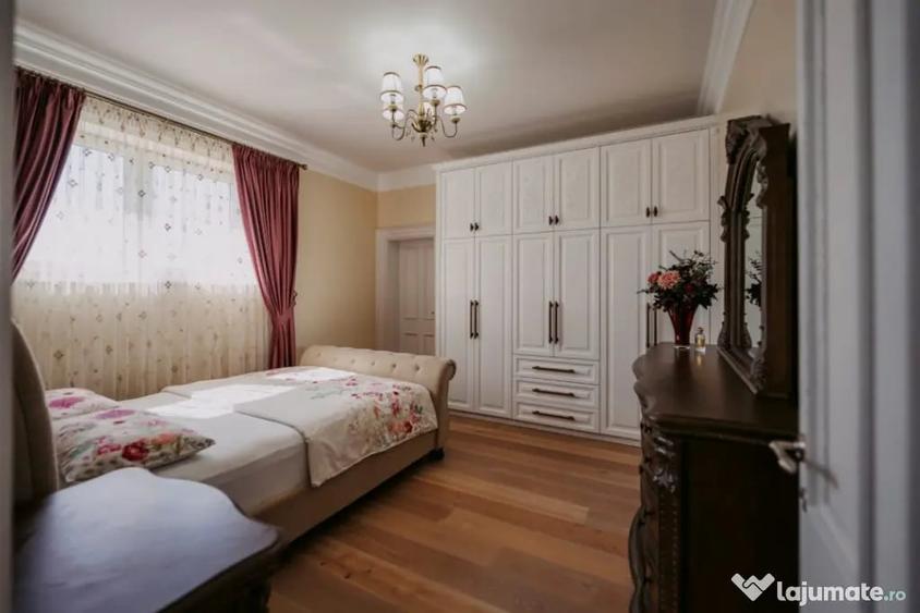 Casă cu 8 camere cu Teren 11880 Mp în Horodnic