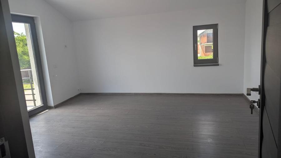 Casă individuală cu 5 camere cu Canalizare în Central