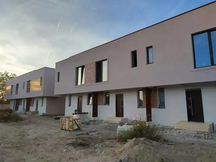 Casă cu 3 camere cu Teren 200 Mp în Vest