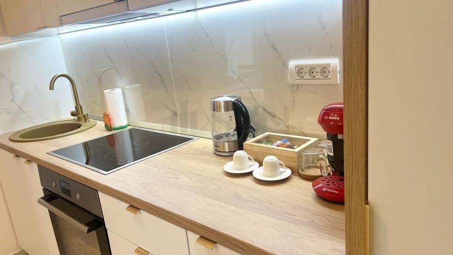 Apartament cu 3 camere semidecomandat, mobilat în Tineretului