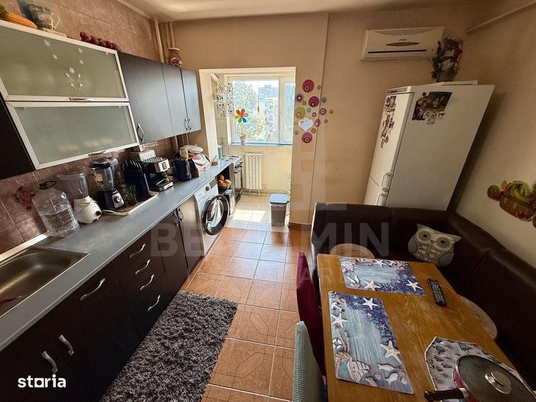 Apartament cu 3 camere semidecomandat în Craiovița Nouă