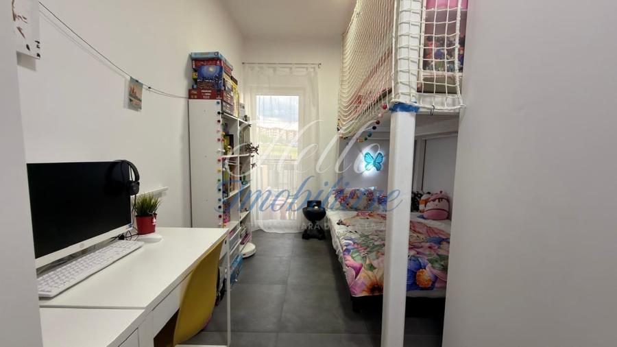 Apartament cu 3 camere semidecomandat în Florești