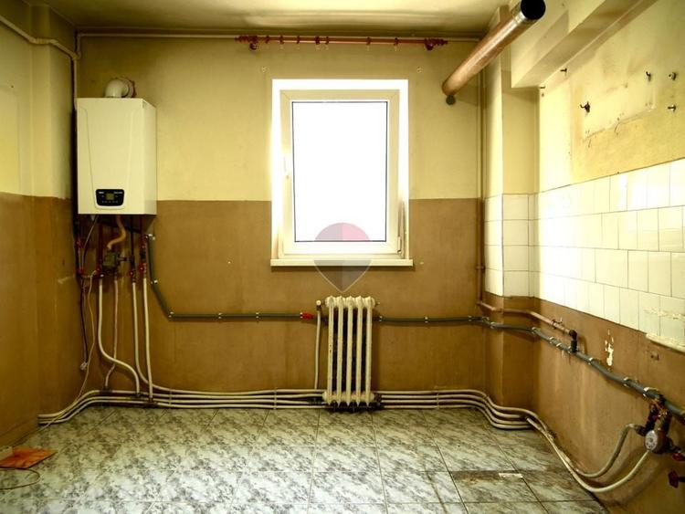 Apartament cu 4 camere decomandat în Central
