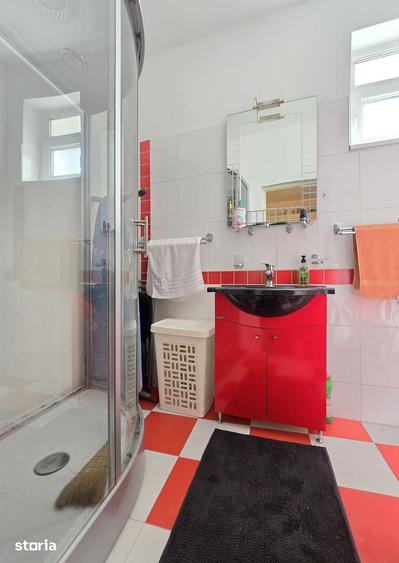 Casă cu 6 camere cu Teren 261 Mp în Eminescu