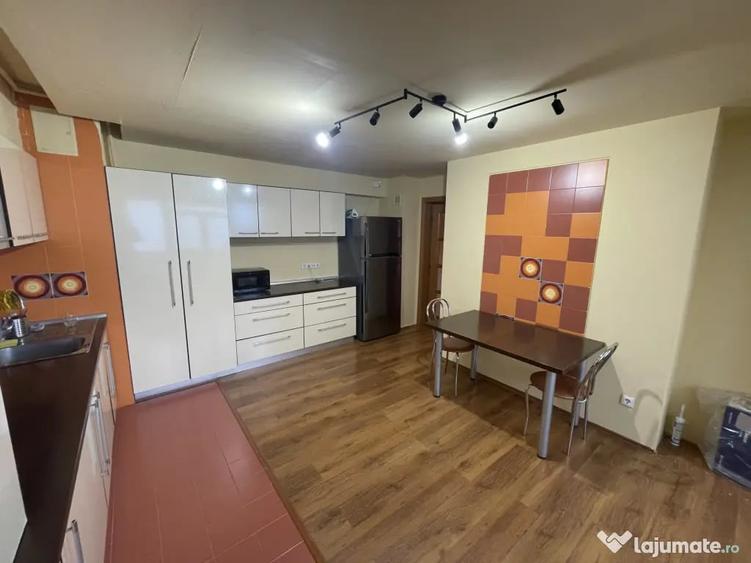Apartament cu 4 camere decomandat în Victoriei