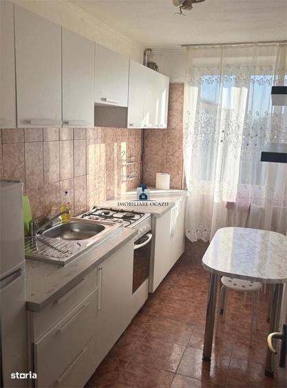 Apartament cu 3 camere semidecomandat în Apărătorii Patriei