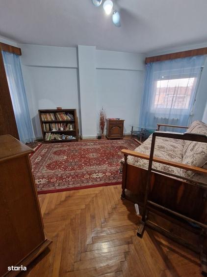 Apartament cu 3 camere decomandat în Exterior Vest