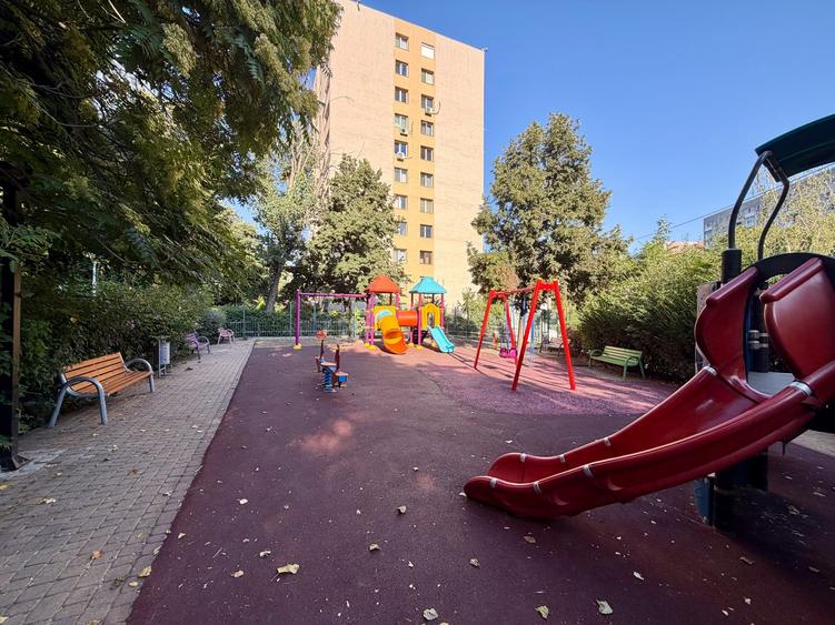 Apartament cu 3 camere semidecomandat, mobilat în Dristor