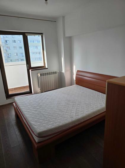 Apartament cu 4 camere semidecomandat în Crângași