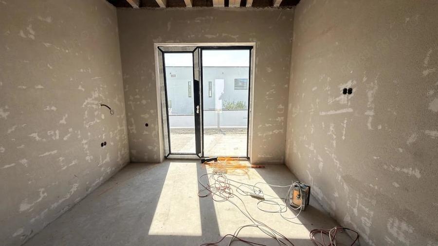 Casă cu 4 camere cu Teren 300 Mp în Broscărie