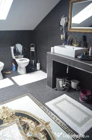 Casă cu 8 camere cu Teren 500 Mp în Central