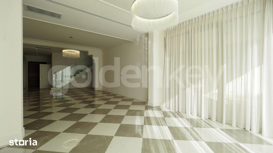 Casă cu 7 camere cu Teren 550 Mp în Central