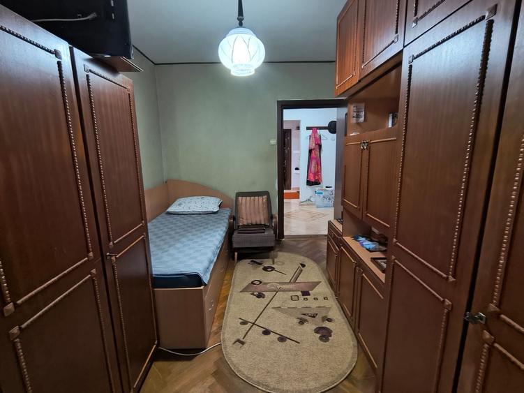 Apartament cu 3 camere decomandat în Delfinariu