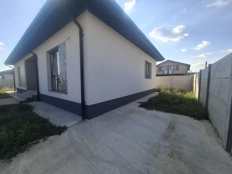 Casă individuală cu 4 camere cu Canalizare în Domnești