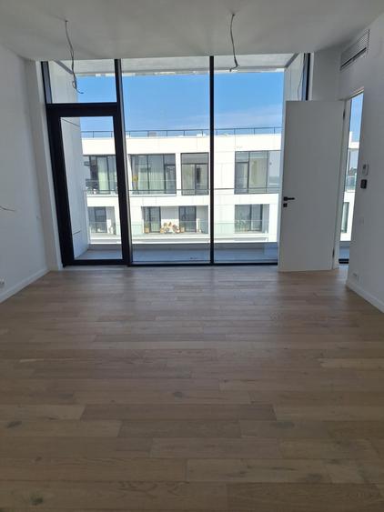 Penthouse cu 4 camere semidecomandat în 13 Septembrie