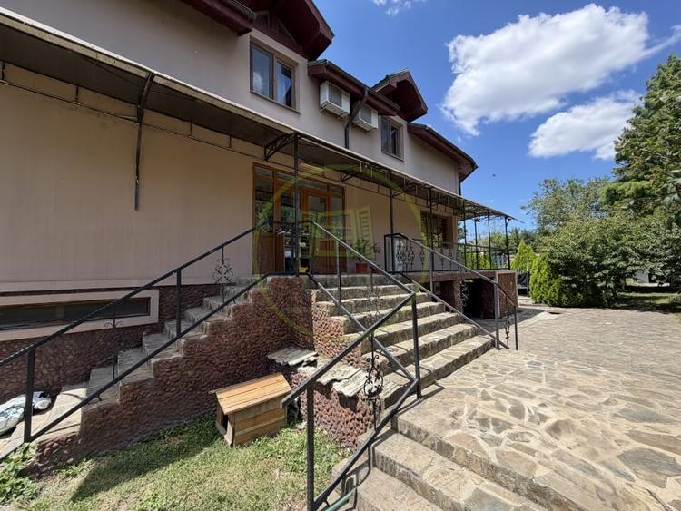 Casă individuală cu 8 camere cu Teren 1787 Mp în Mofleni