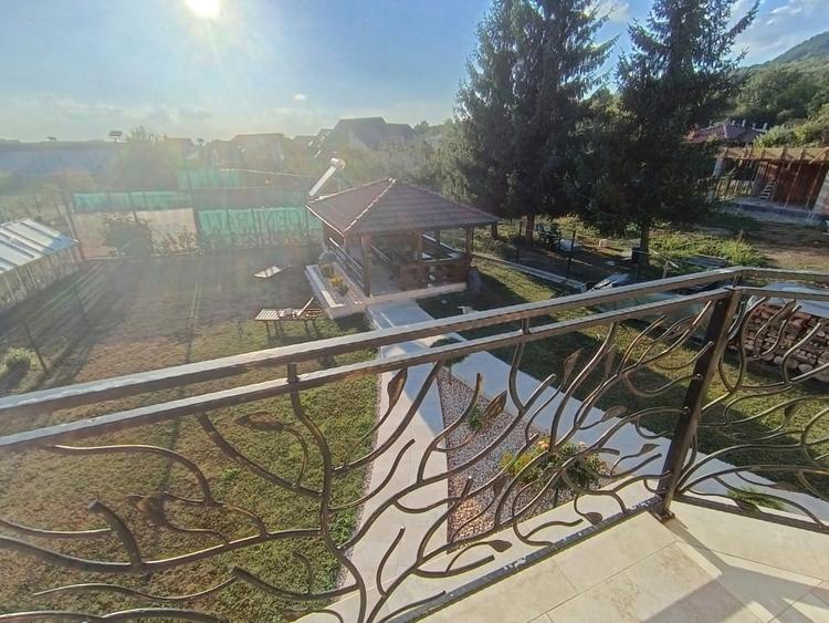 Casă individuală cu 5 camere cu Canalizare în Săsar