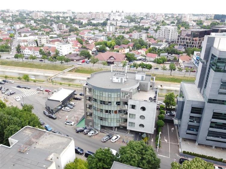 Birou, de 476 mp, în Podul de Piatră