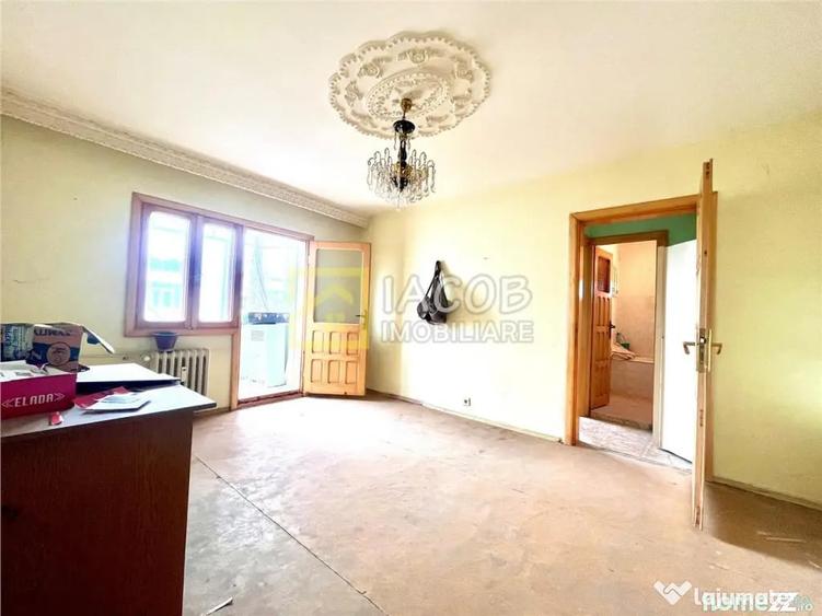 Apartament cu 3 camere semidecomandat în Central